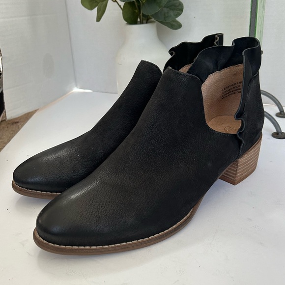 NWOT! Seychelles Black Leather Snare Ruffled Booties. Size 10 - Picture 4 of 11
